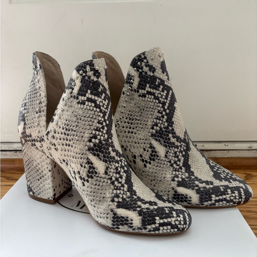 NWT Steve Madden Rockstar Western snake print boots.  Leather